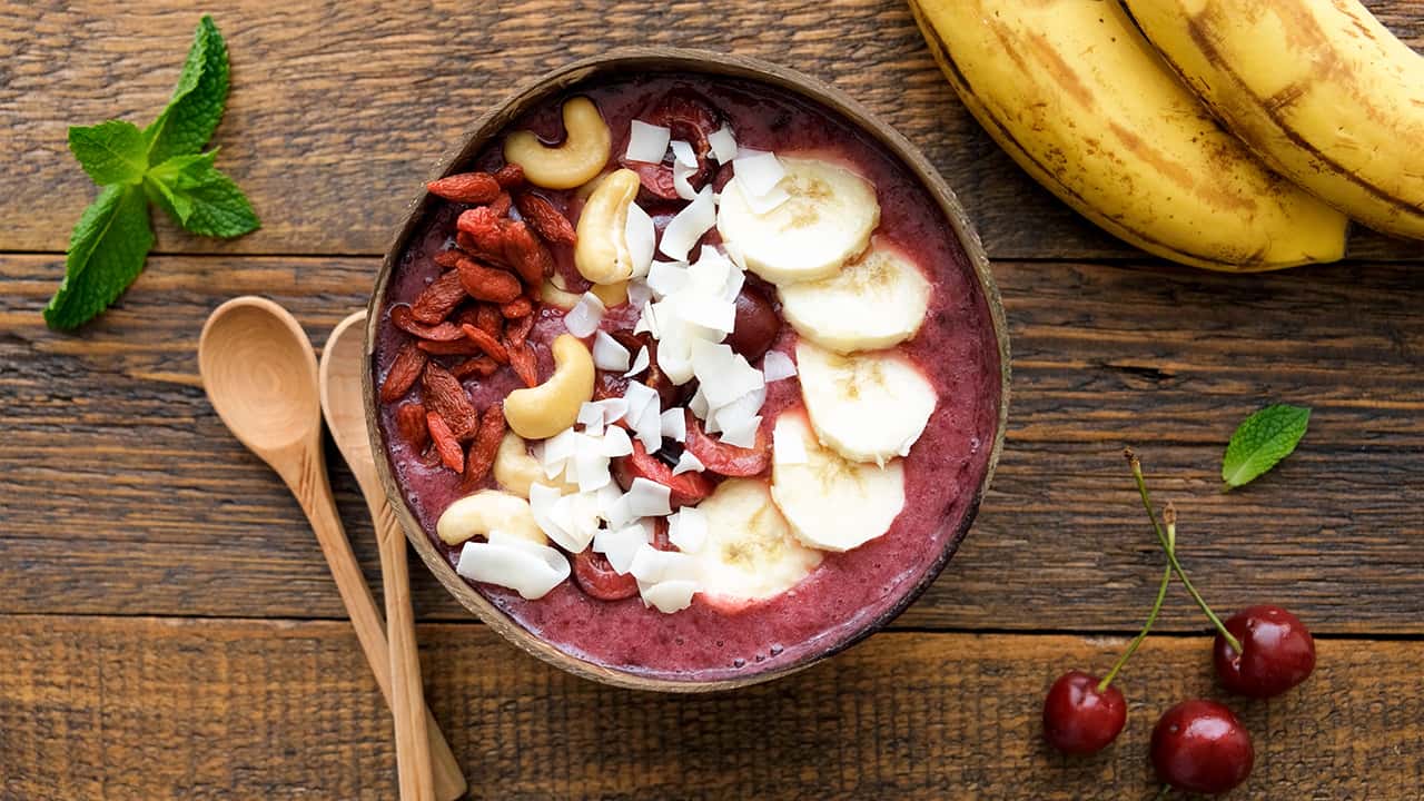 ACAI BOWL CON COCCO RASPATO E BACCHE DI GOJI