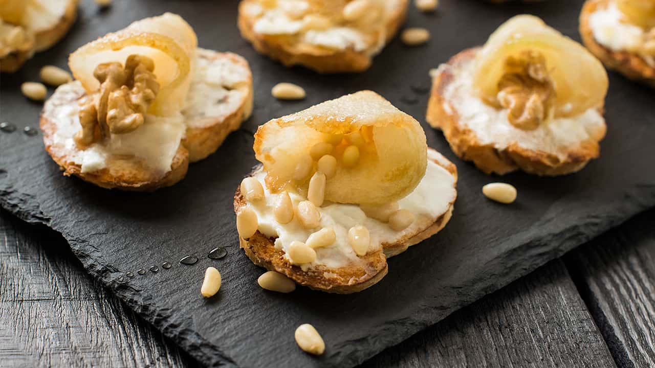 BRUSCHETTE INTEGRALI CON PERE, FORMAGGIO E FRUTTA SECCA