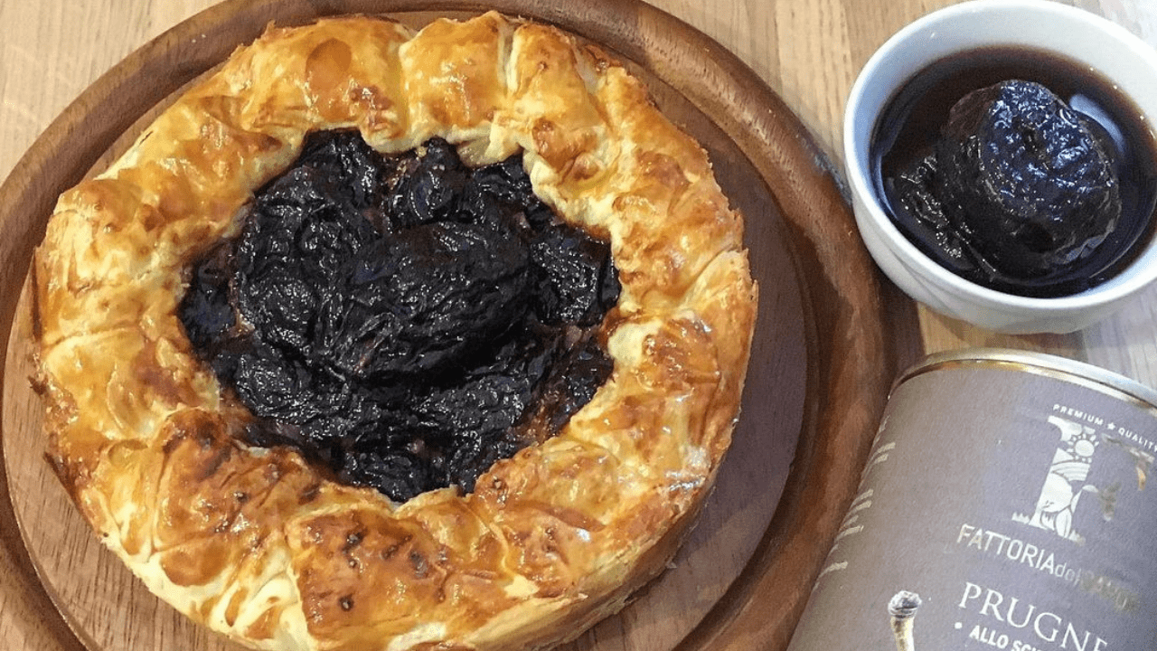 TORTA RUSTICA CON MARMELLATA, NOCI E PRUGNE