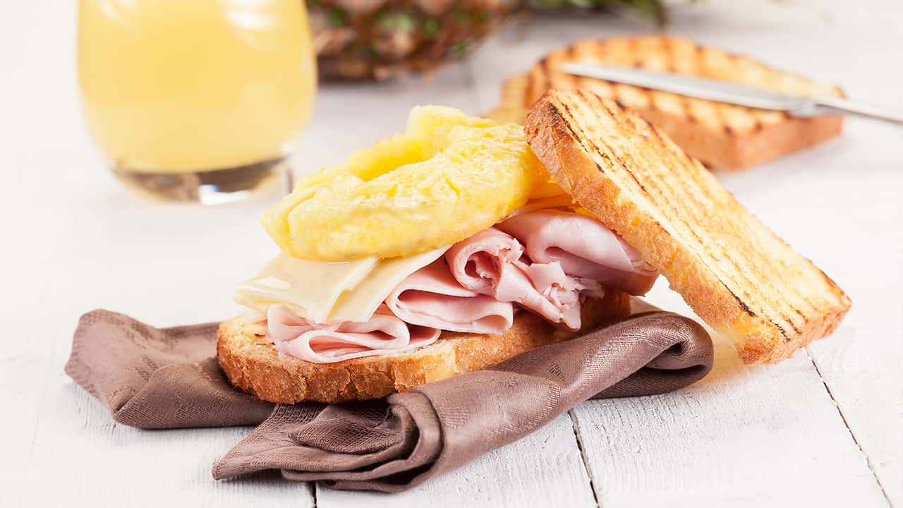 TOAST CON ANANAS E PROSCIUTTO