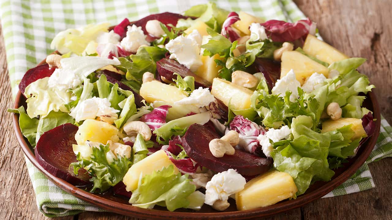 INSALATA CON ANANAS, FETA E FRUTTA SECCA