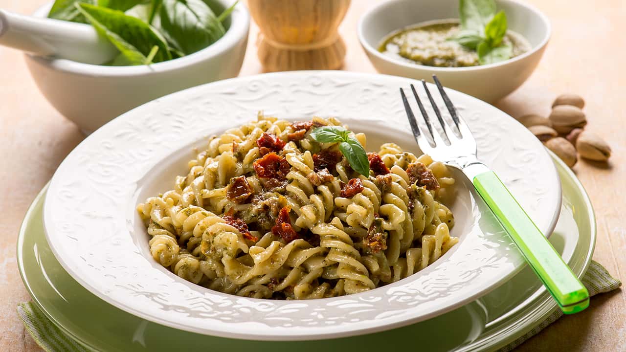 PASTA CON PESTO DI PISTACCHI E POMODORI SECCHI