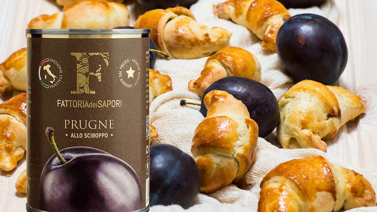 BRIOCHES DI SFOGLIA CON PRUGNE E SPECK