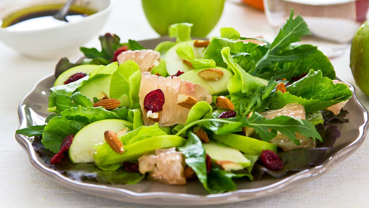 INSALATA CON BERRY MIX, MELA E POMPELMO