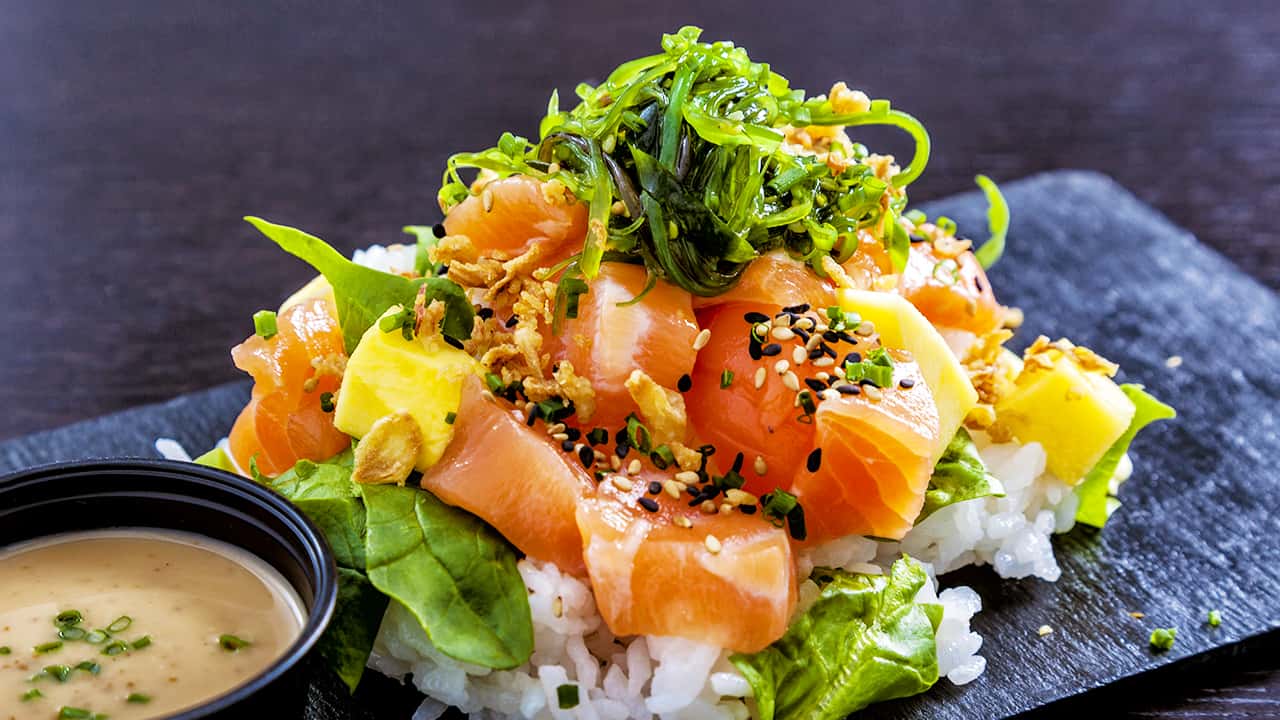 INSALATA POKÈ CON SALMONE, RISO E ANANAS