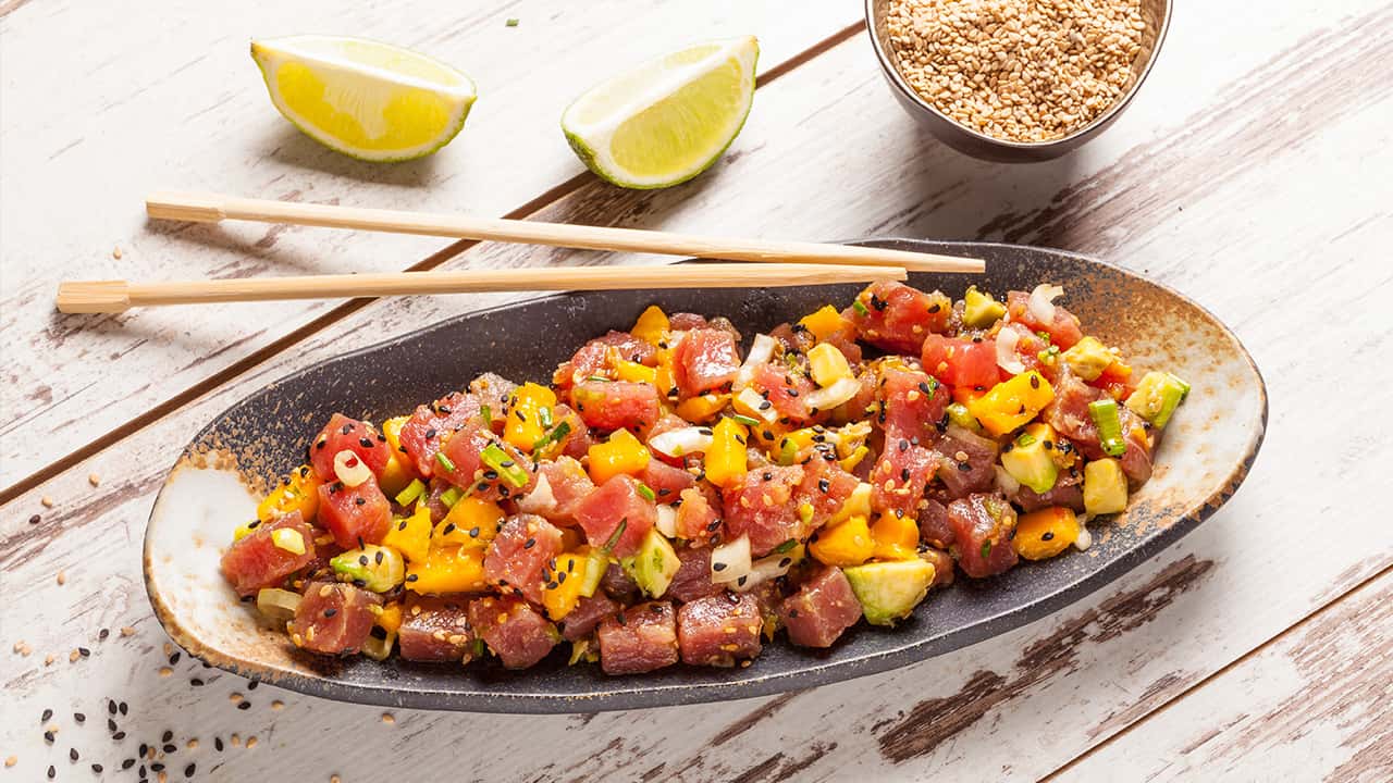 INSALATA POKÈ CON TONNO, PESCHE E LIME