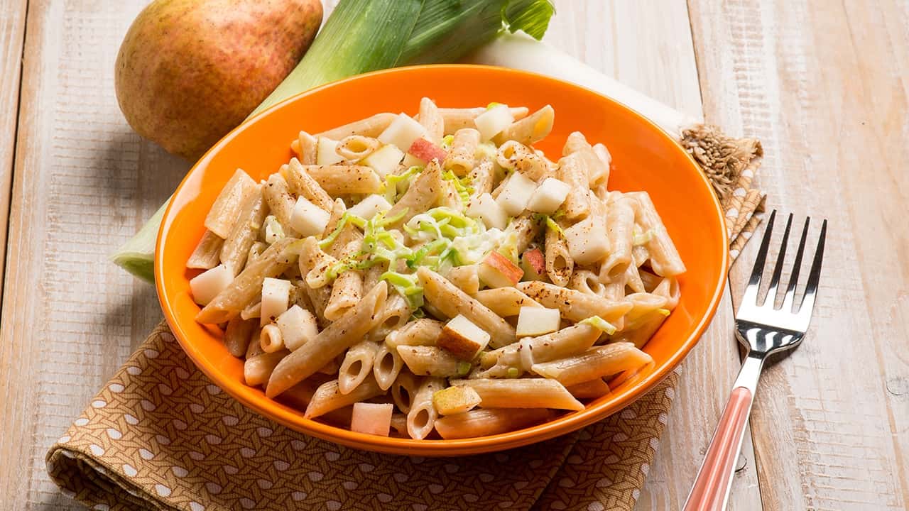 PASTA CON PERE, PANCETTA E NOCCIOLE