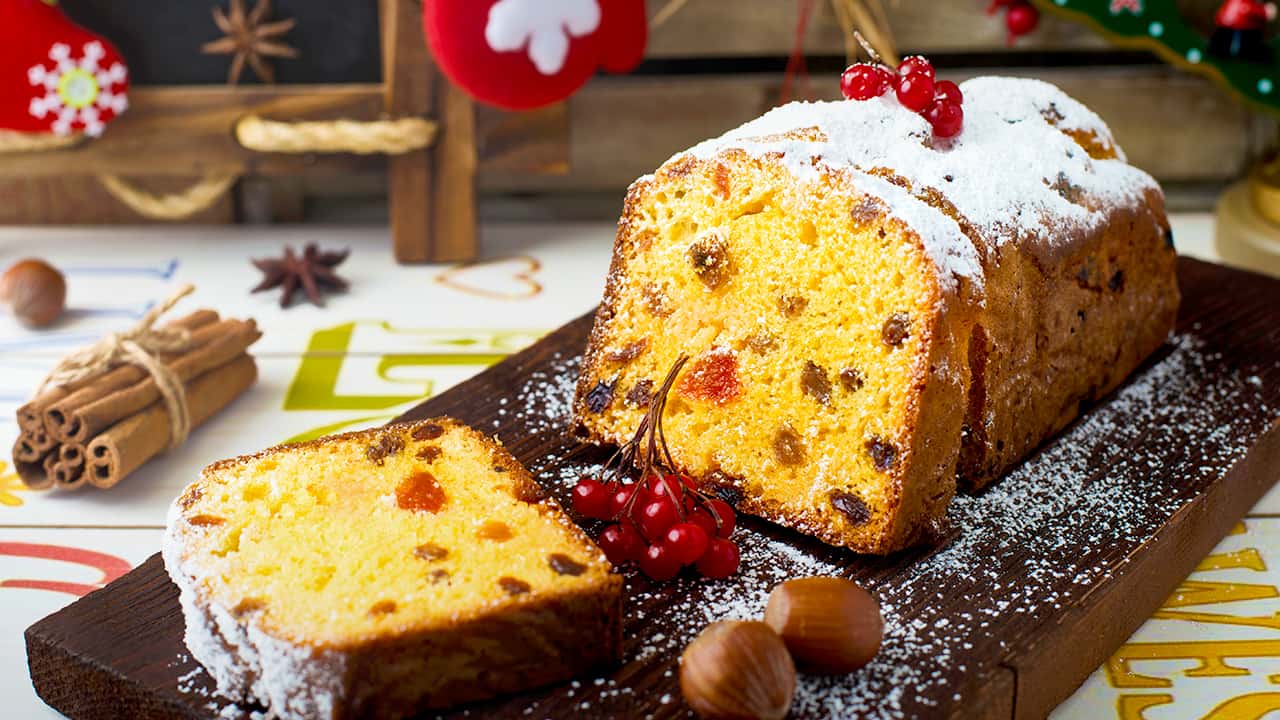 PLUMCAKE DI NATALE CON NOCCIOLE E ALBICOCCHE