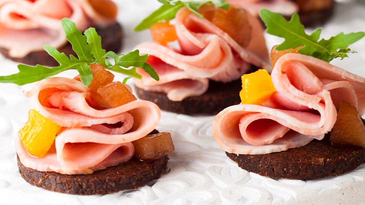 TARTINE CON PROSCIUTTO E MACEDONIA