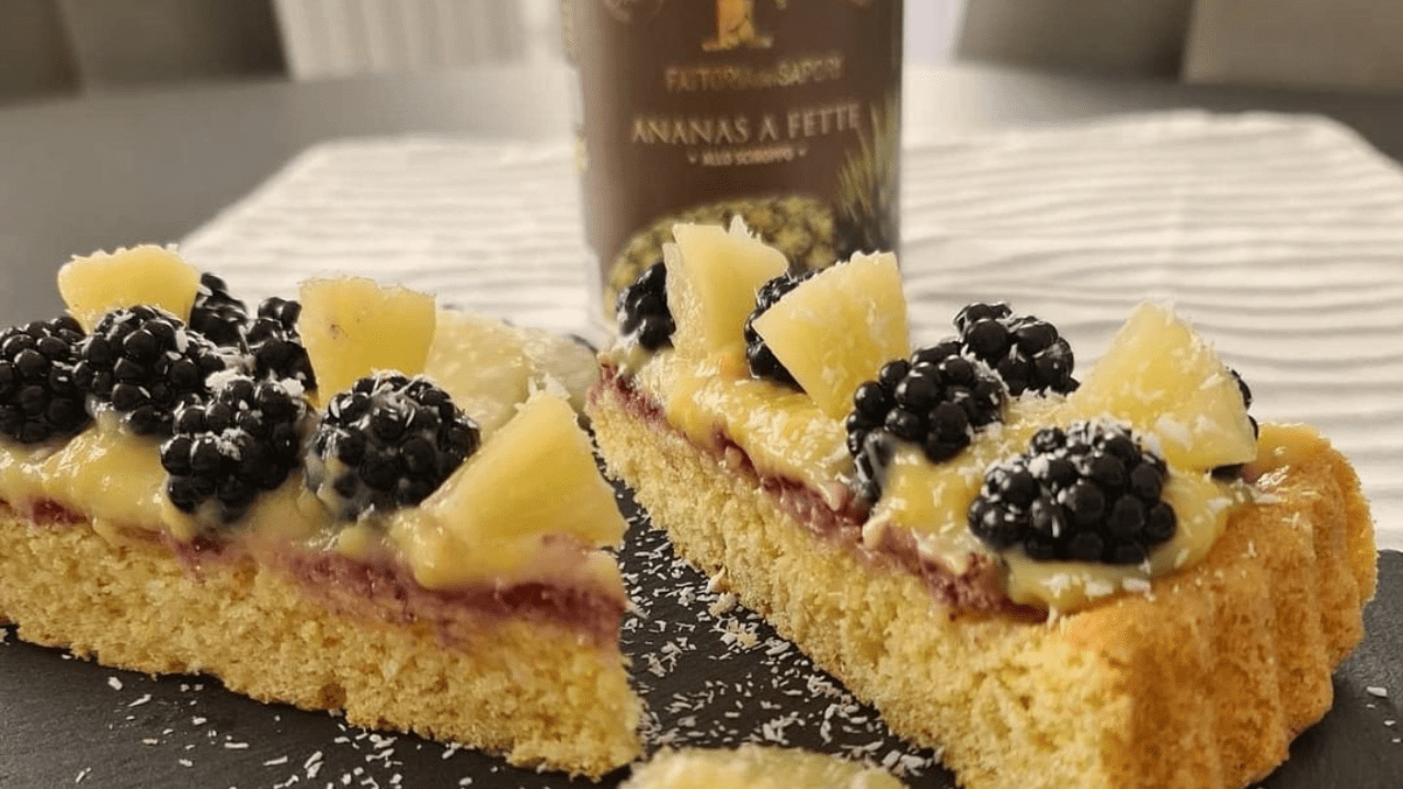 CROSTATA MORBIDA CON CREMA ALLA VANIGLIA, MORE E ANANAS