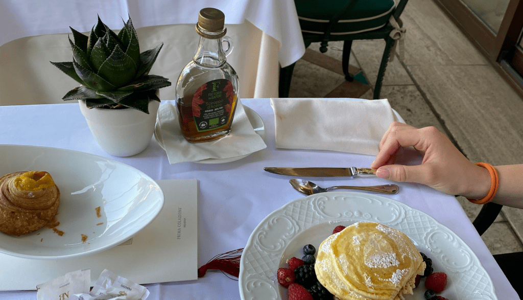 Colazione al Parioli, con pancake e sciroppo d'acero