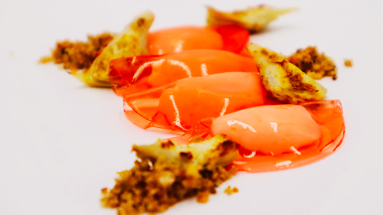 RAVIOLI MOLECOLARI DI APERITIVO “LUXARDO” CON RIPIENO DI PECORINI, CARCIOFI DORATI E CRUMBLE DI TARALLI AL PEPE NERO