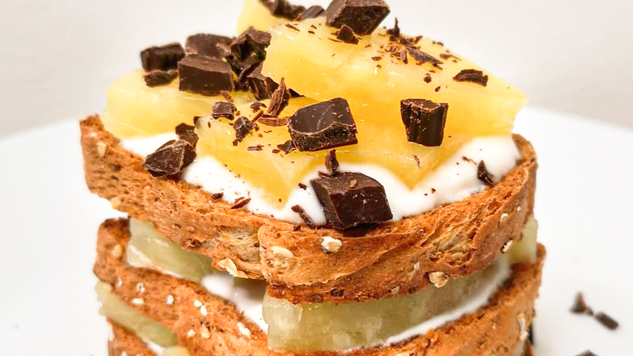 TORRETTA DI FETTE BISCOTTATE E ANANAS