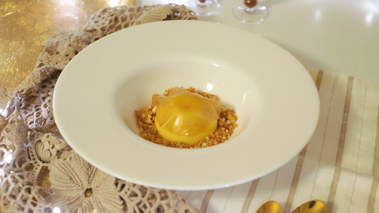 MOUSSE AL CIOCCOLATO BIANCO E PESCHE CON GEL AL MIELE E CRUMBLE ALLA NOCCIOLA