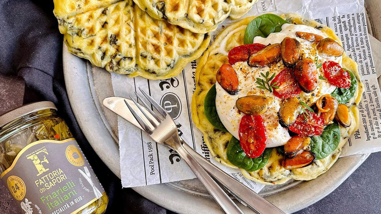 Waffle salati ai friarielli con burrata, cozze e pomodorini confit