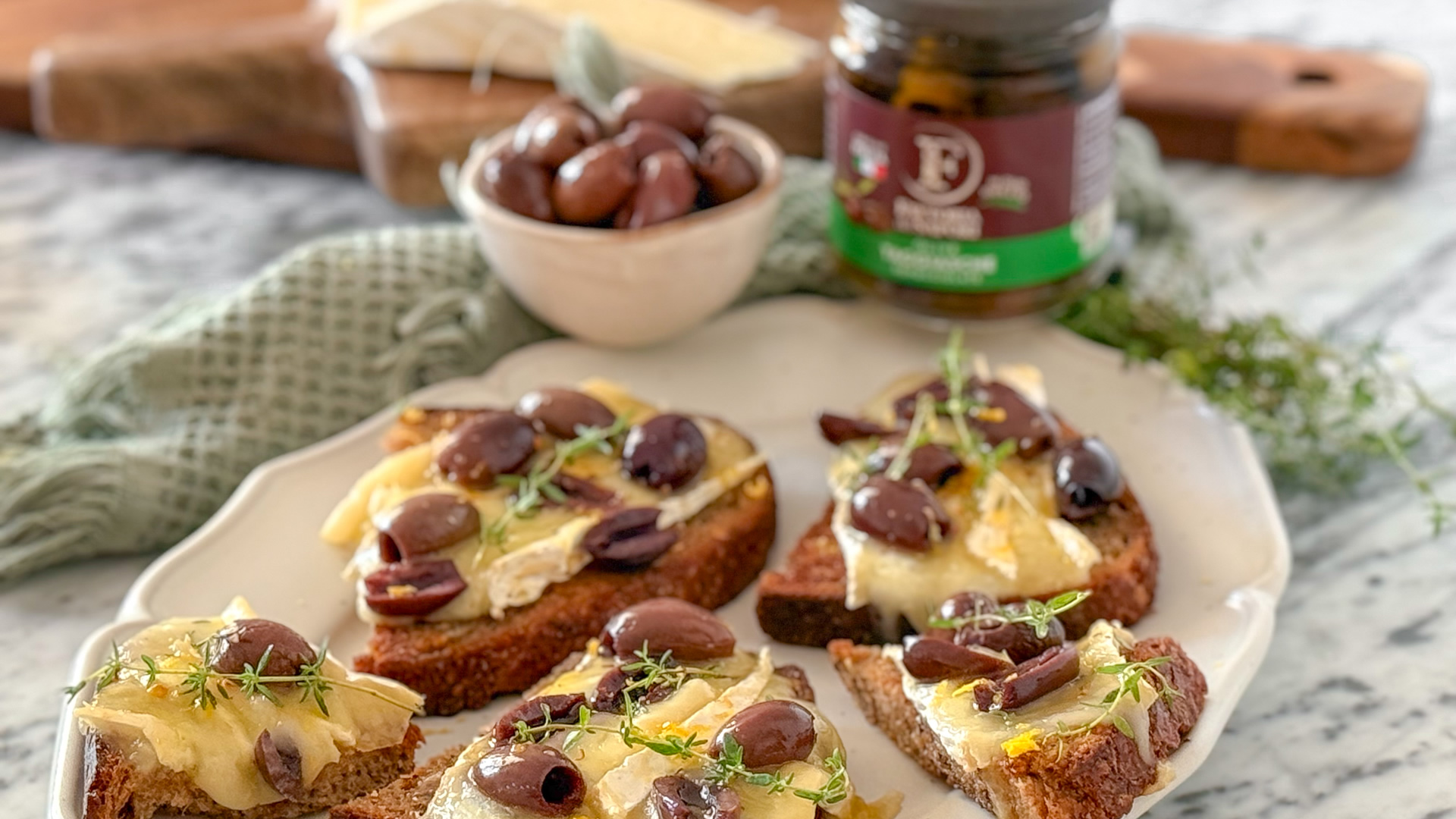 Crostini brie e Olive Taggiasche
