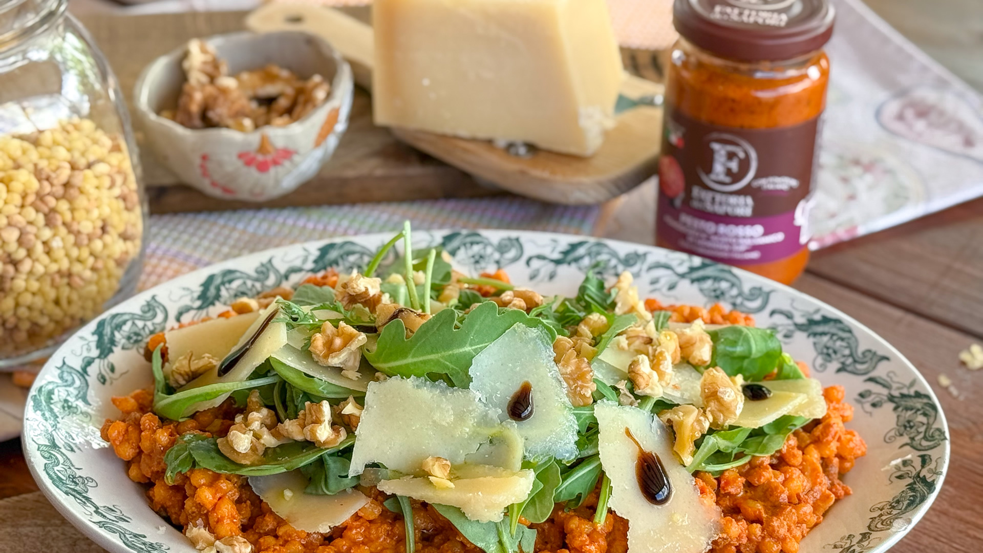 Fregola con pesto rosso, rucola, noci e grana a scaglie