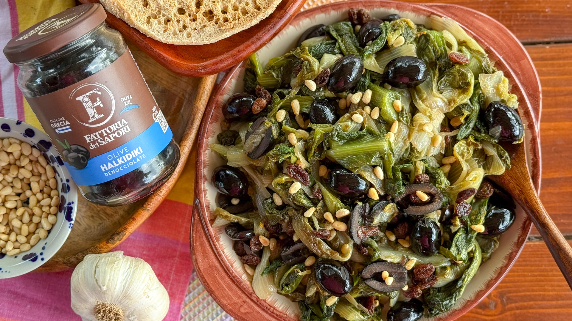 Scarola con olive HALKIDIKI, uvetta e pinoli