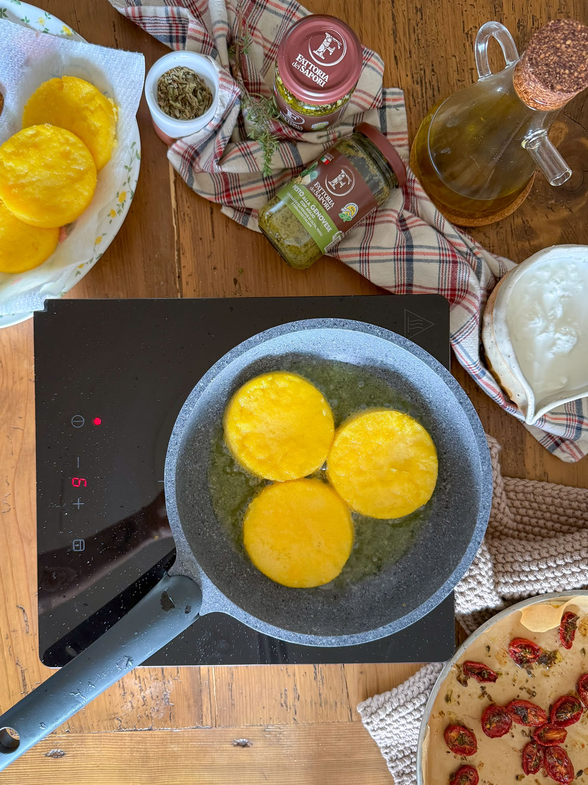 Polenta fritta con pesto stracciatella e pomodorini confit-006 Polenta fritta con pesto stracciatella e pomodorini confit-006