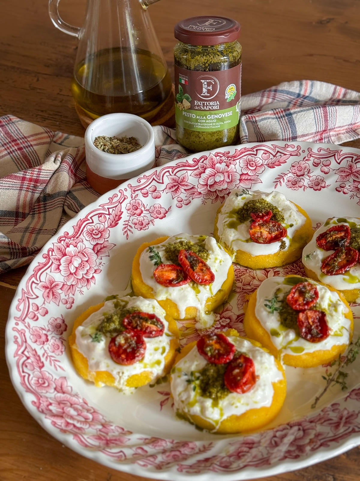 Polenta fritta con pesto stracciatella e pomodorini confit-011 Polenta fritta con pesto stracciatella e pomodorini confit-011