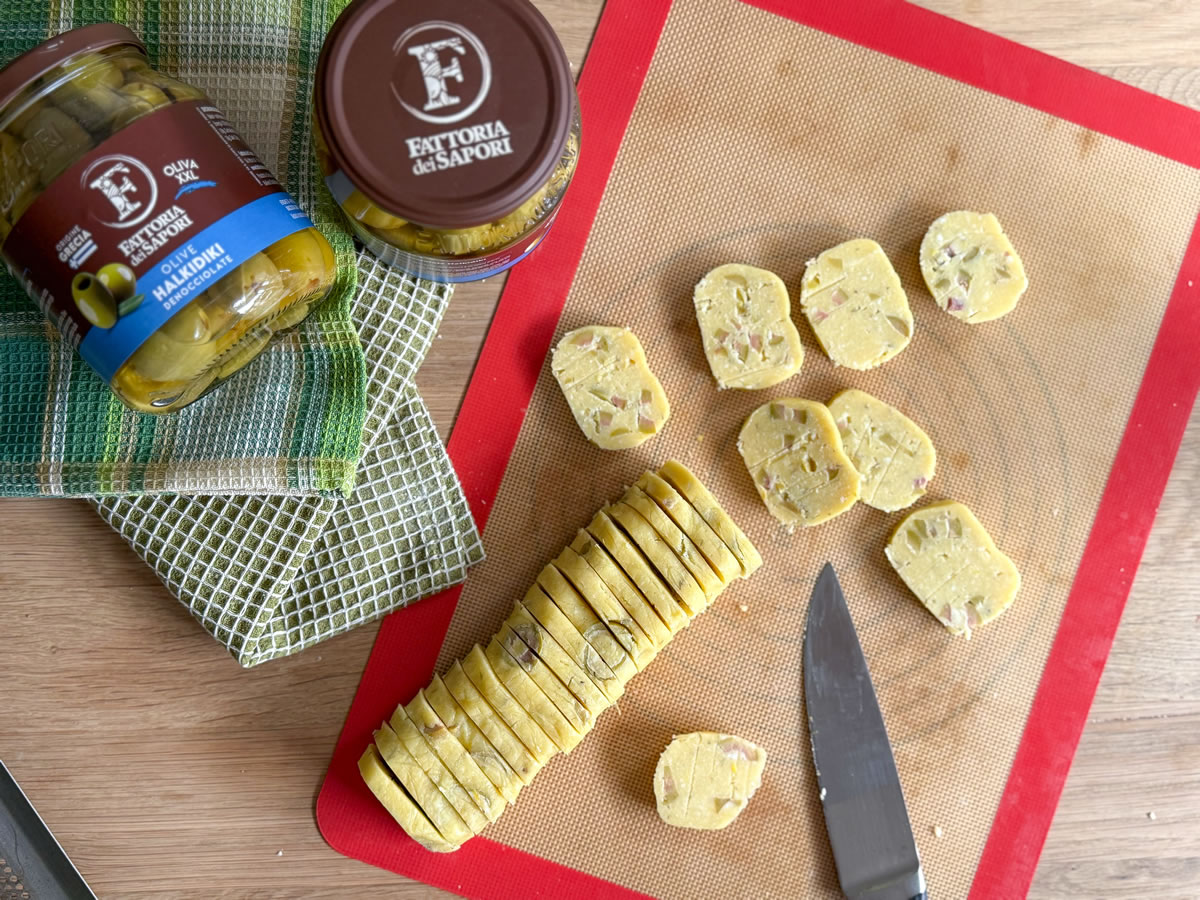 Biscotti olive, timo e rosmarino Biscotti olive, timo e rosmarino