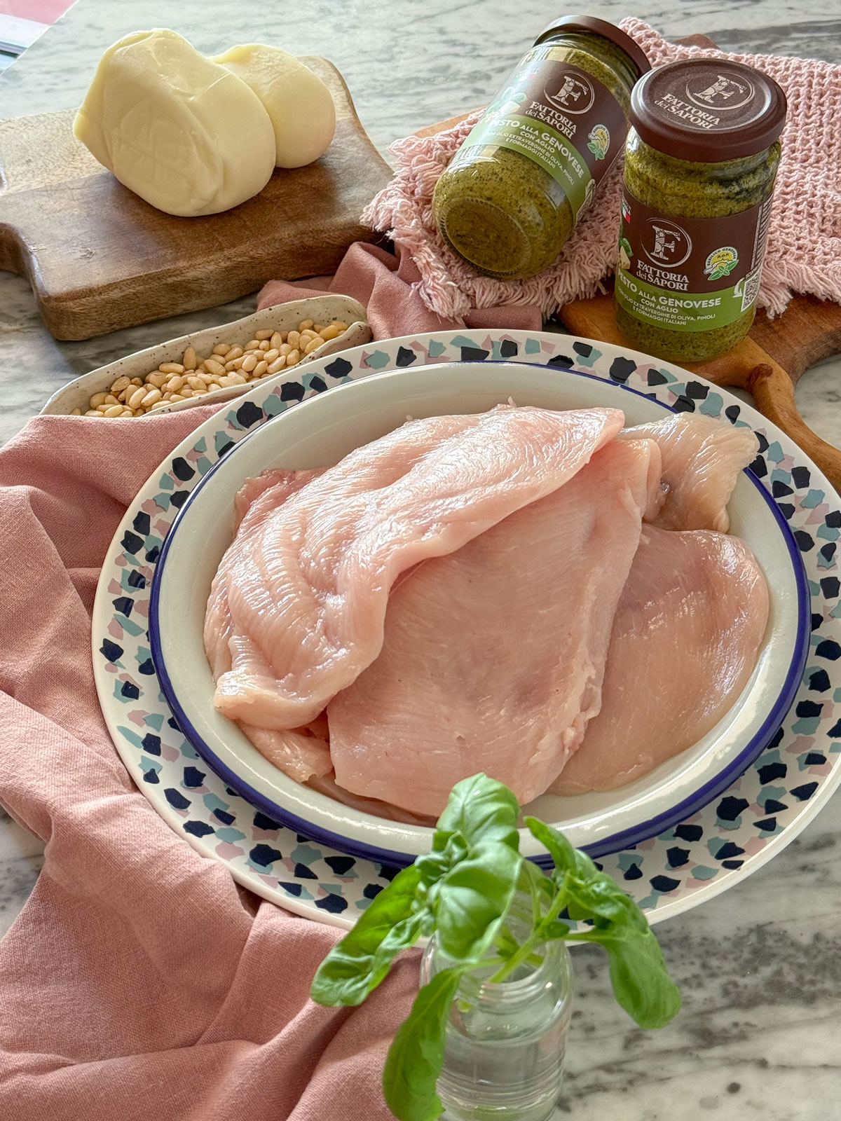 Petto di pollo Pesto alla Genovese con aglio e formaggio Petto di pollo Pesto alla Genovese con aglio e formaggio