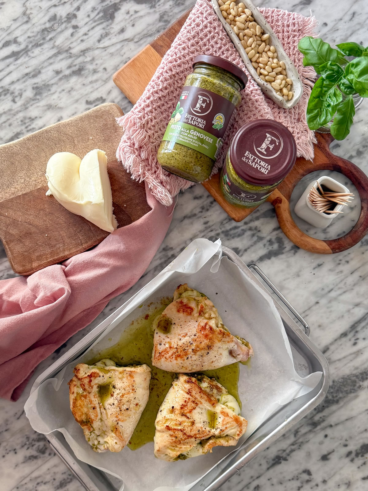 Petto di pollo Pesto alla Genovese con aglio e formaggio Petto di pollo Pesto alla Genovese con aglio e formaggio