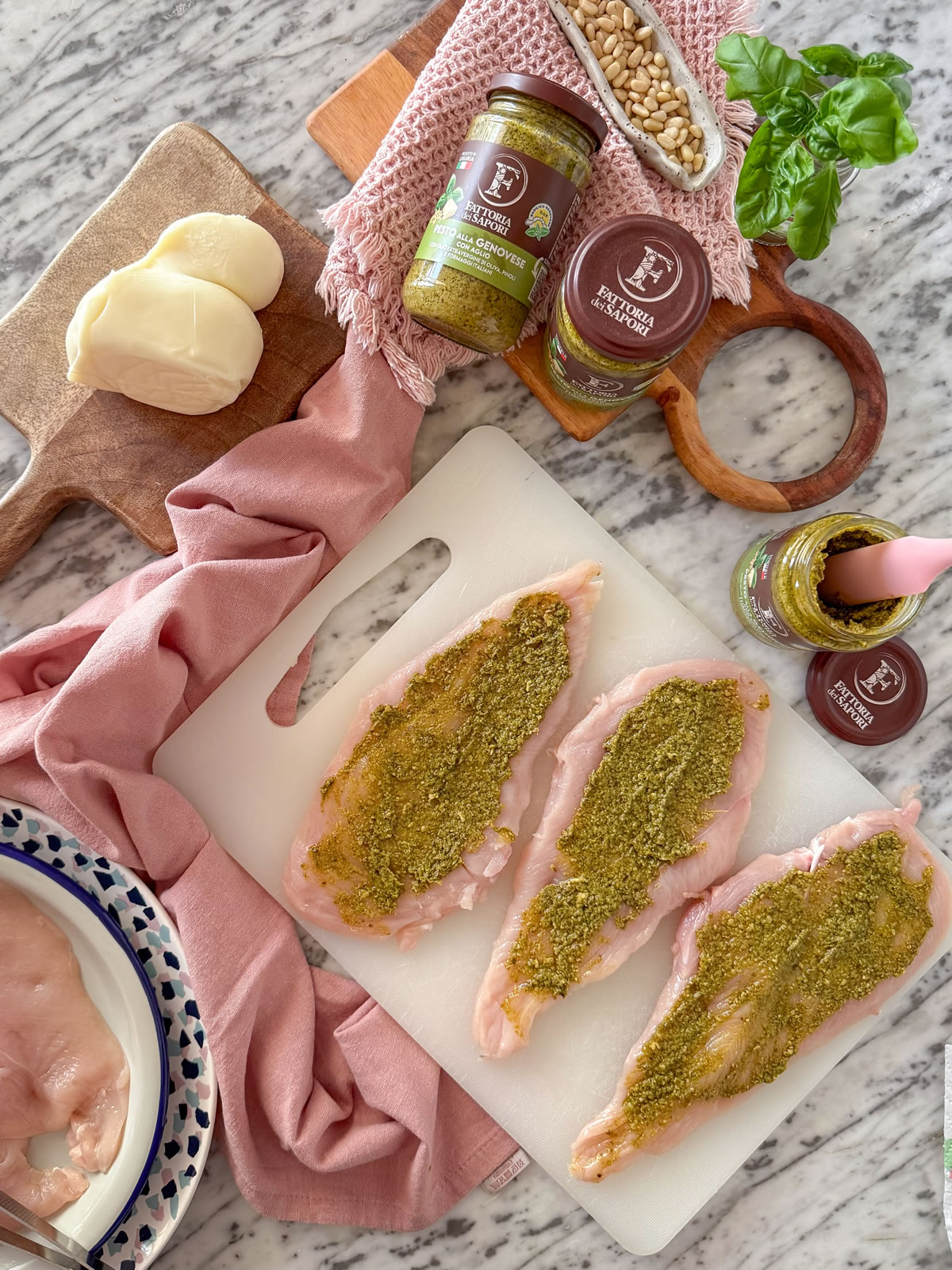 Petto di pollo Pesto alla Genovese con aglio e formaggio Petto di pollo Pesto alla Genovese con aglio e formaggio