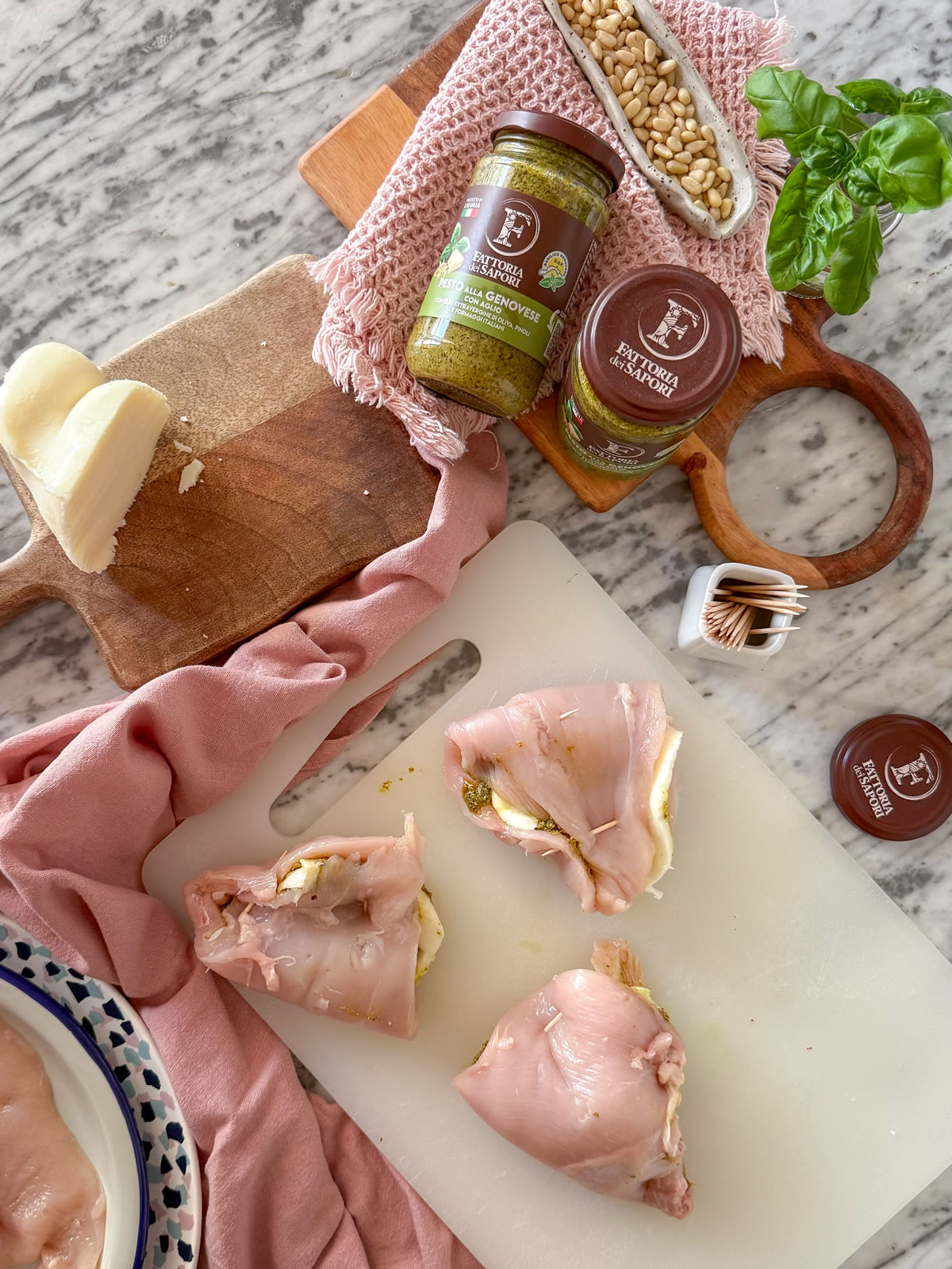 Petto di pollo Pesto alla Genovese con aglio e formaggio Petto di pollo Pesto alla Genovese con aglio e formaggio