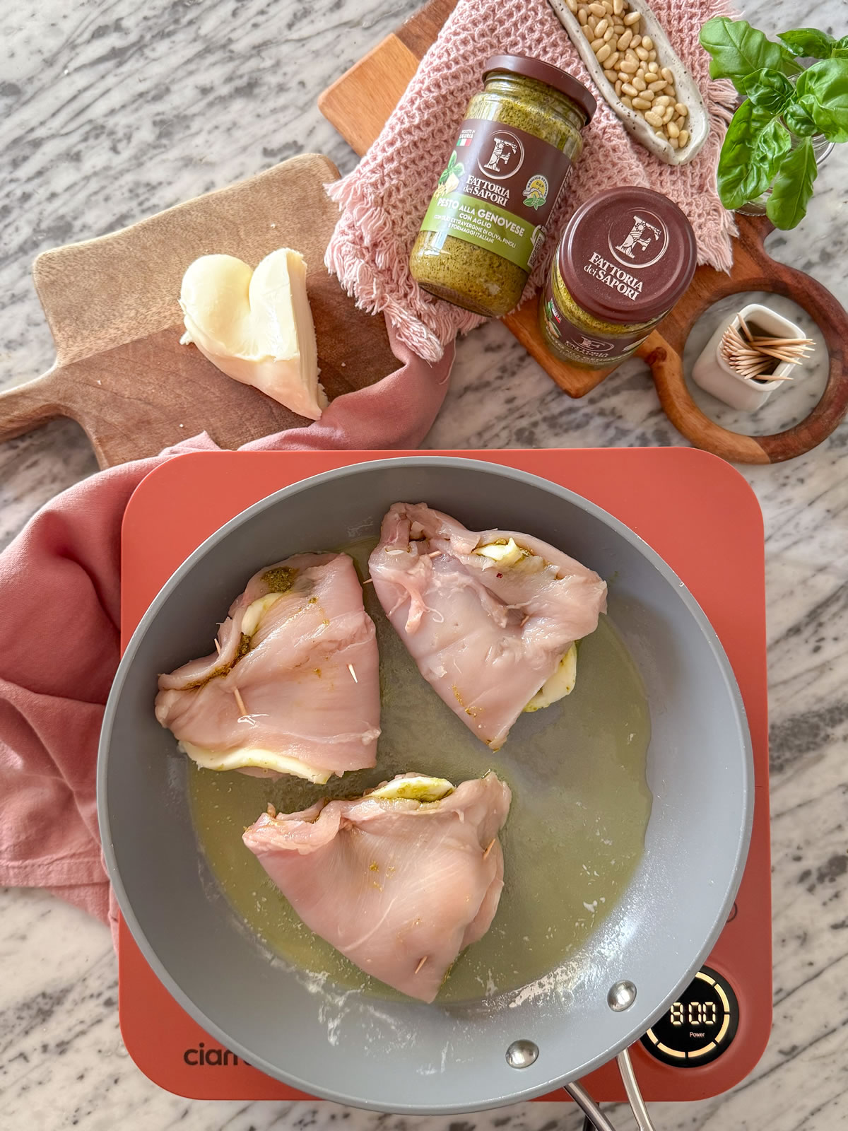 Petto di pollo Pesto alla Genovese con aglio e formaggio Petto di pollo Pesto alla Genovese con aglio e formaggio