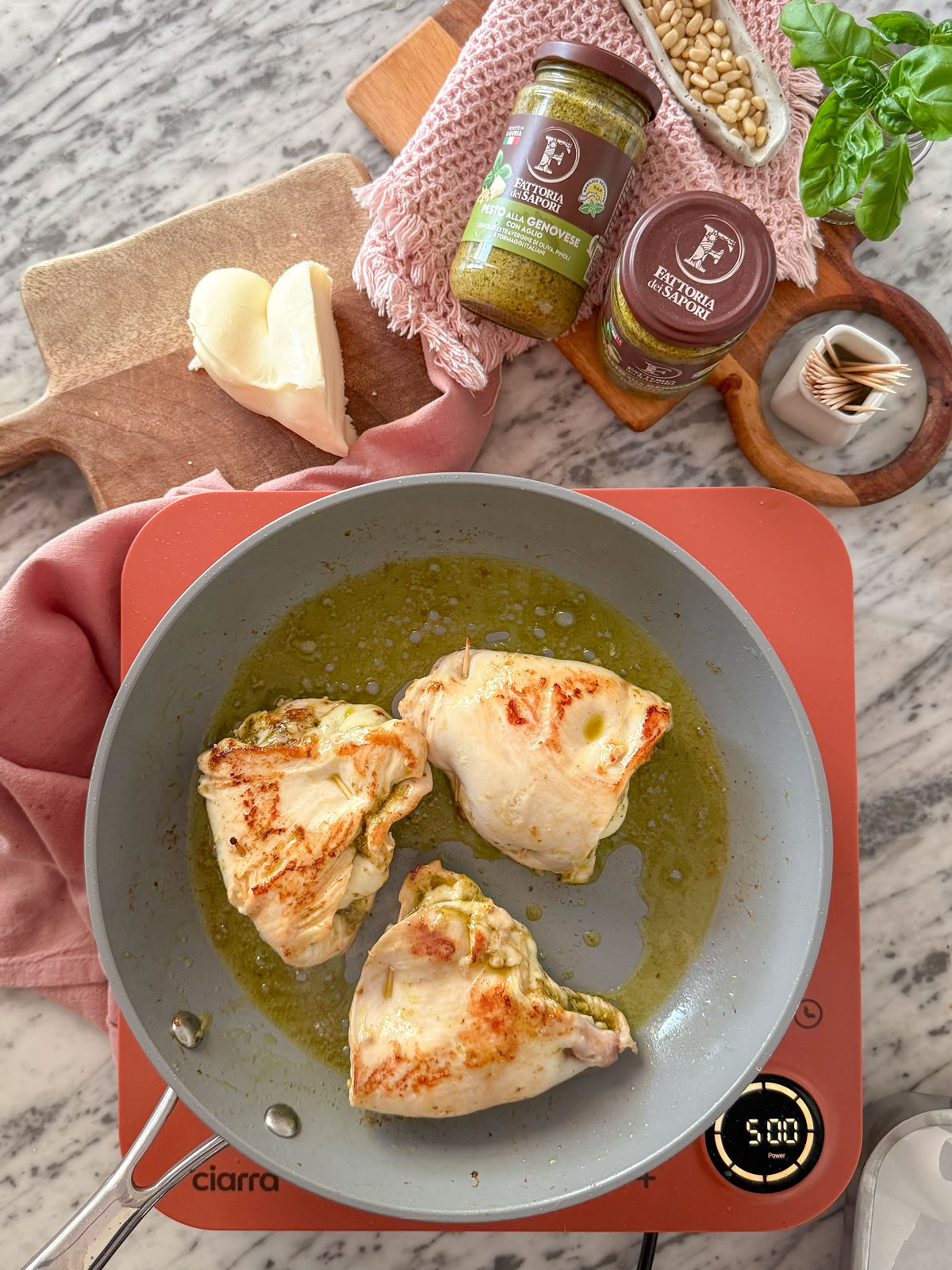 Petto di pollo Pesto alla Genovese con aglio e formaggio Petto di pollo Pesto alla Genovese con aglio e formaggio