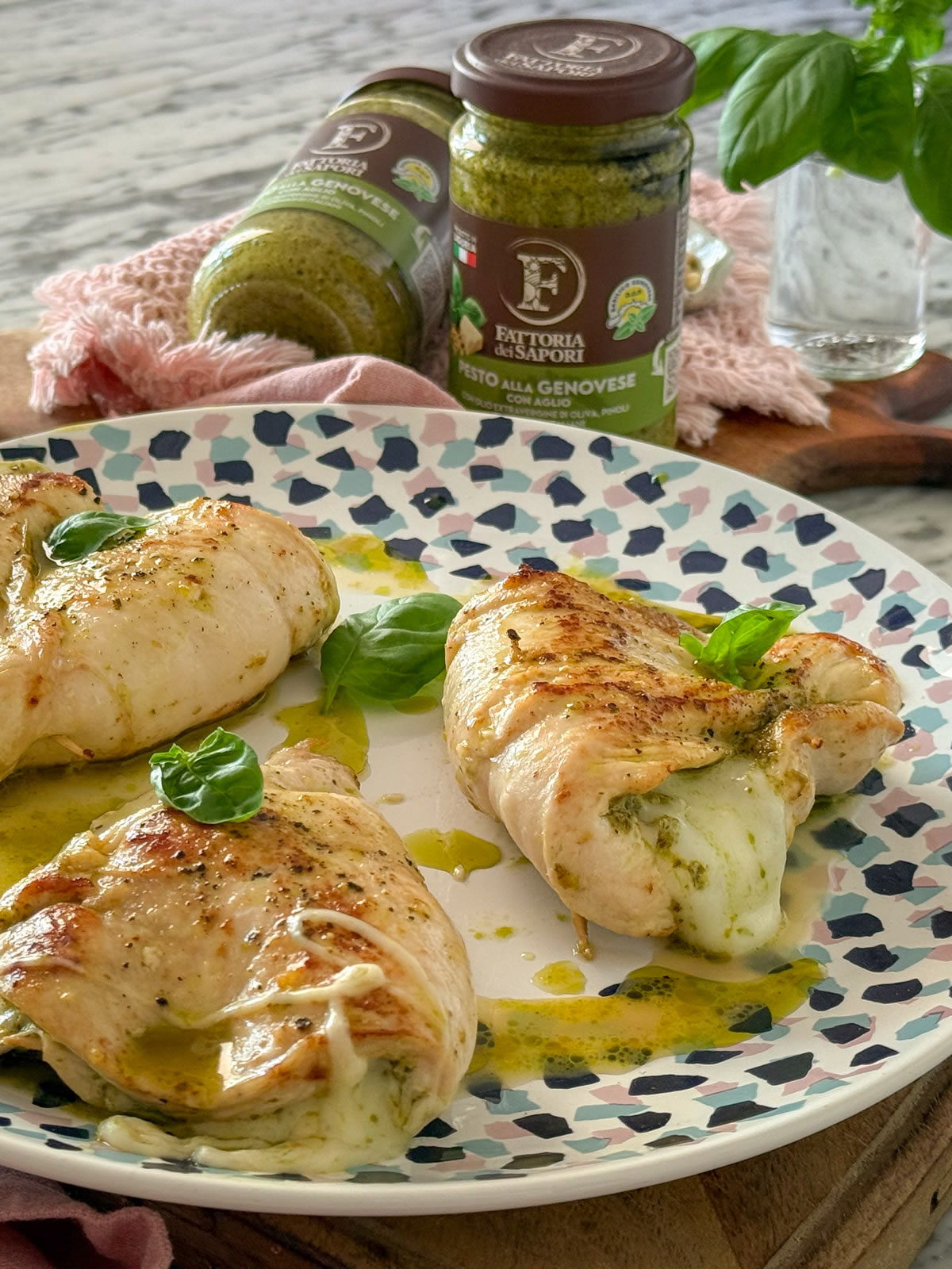 Petto di pollo Pesto alla Genovese con aglio e formaggio Petto di pollo Pesto alla Genovese con aglio e formaggio