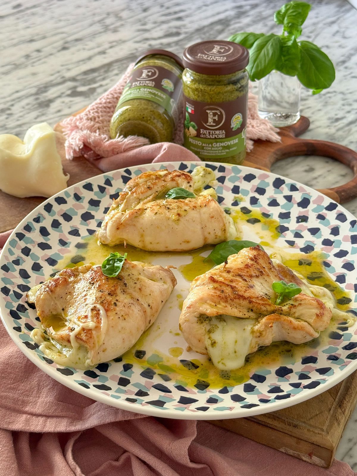Petto di pollo Pesto alla Genovese con aglio e formaggio Petto di pollo Pesto alla Genovese con aglio e formaggio