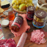 Tagliere misto con pomodori secchi e olive Tagliere misto con pomodori secchi e olive