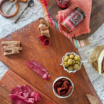Tagliere misto con pomodori secchi e olive Tagliere misto con pomodori secchi e olive