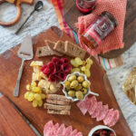 Tagliere misto con pomodori secchi e olive Tagliere misto con pomodori secchi e olive
