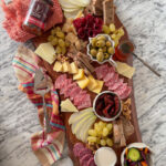 Tagliere misto con pomodori secchi e olive Tagliere misto con pomodori secchi e olive