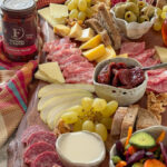 Tagliere misto con pomodori secchi e olive Tagliere misto con pomodori secchi e olive