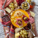 Tagliere misto con pomodori secchi e olive Tagliere misto con pomodori secchi e olive