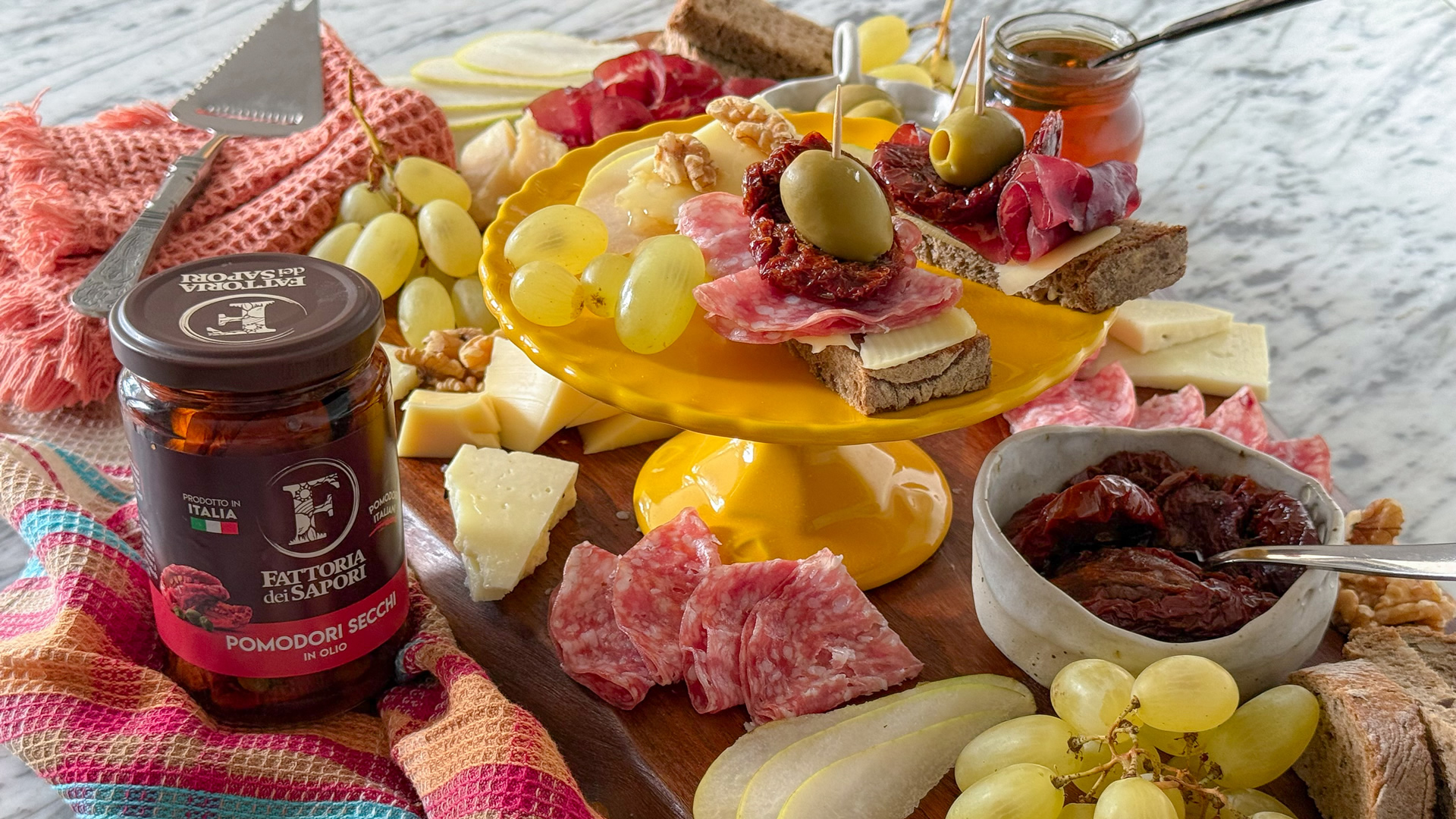 Tagliere misto con pomodori secchi e olive